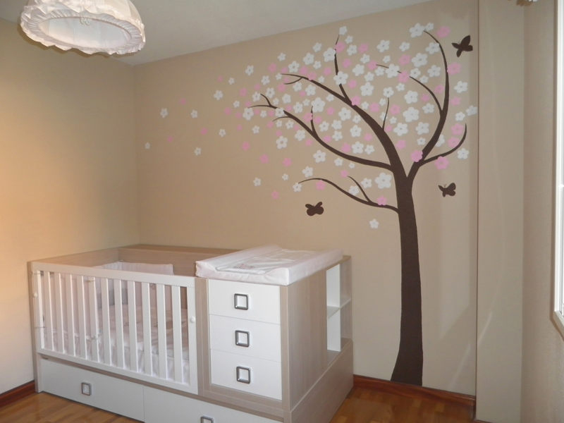 mural infantil arbol pintado con flores rosas y blancas para decorar habitacion de bebe